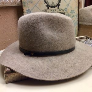 Banana Republic stylish hat, wool